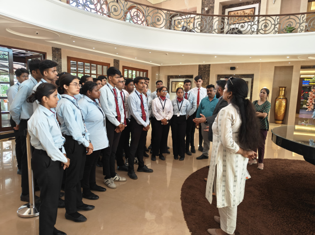 Guided by Prof. Panchami Shinde, Prof. Dr. Geetanjali Kale, and Prof. Premraj Suryavanshi, Hotel Management students from Suryadatta visited Evershine Resort, a Sterling property in Mahabaleshwar,